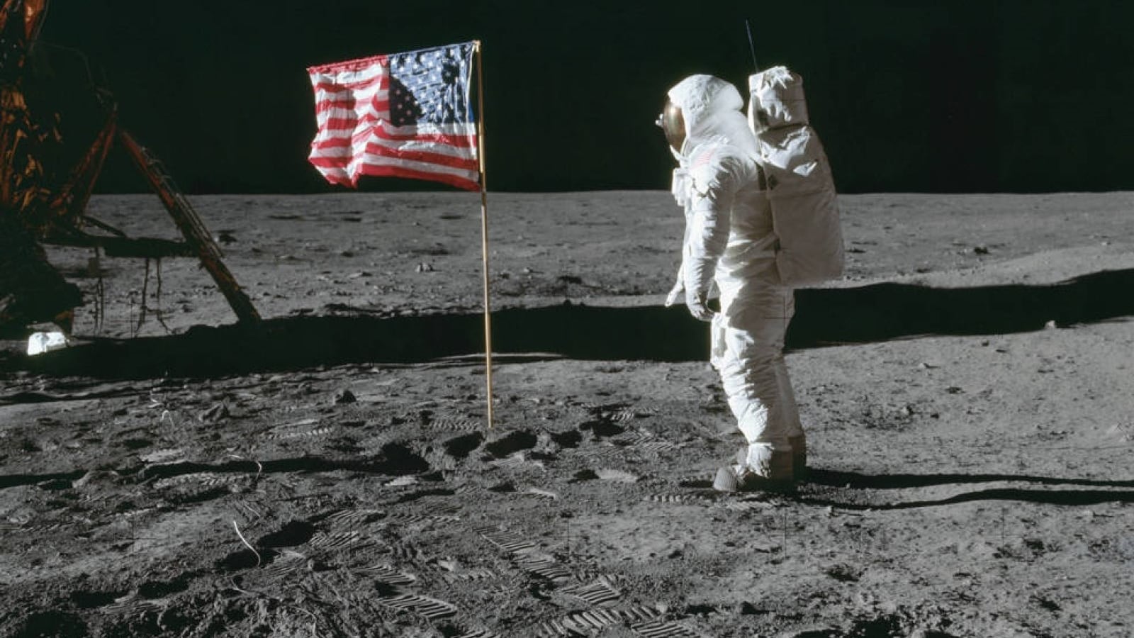 Buzz Aldrin saludando a la bandera. Foto tomada por Neil Armstrong
