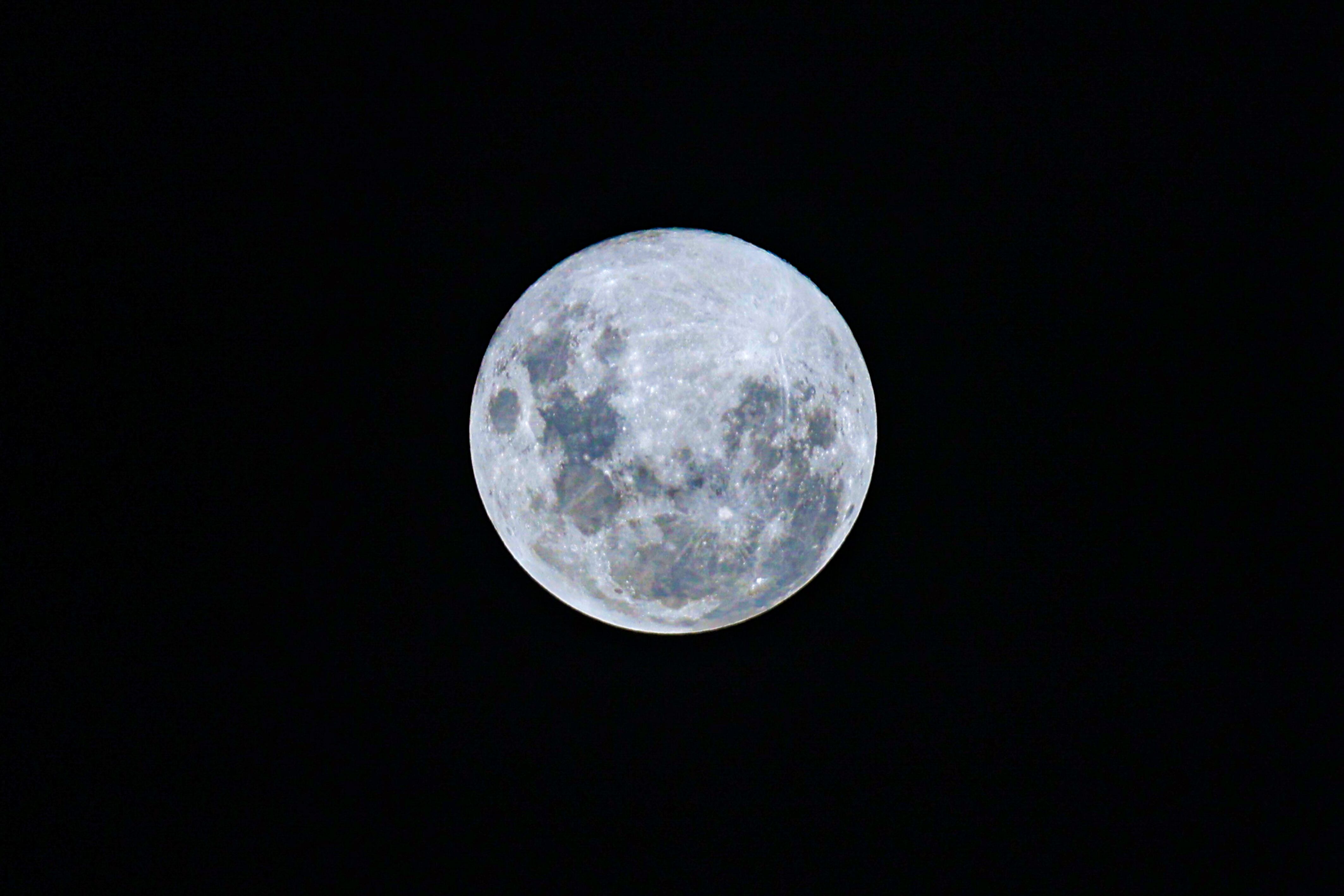 Fotografía de archivo de la luna llena. EFE/ Gastón Britos