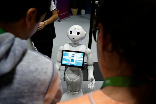 ¿El futuro de la medicina? Un estudio analiza el impacto real de los robots humanoides en la salud mental