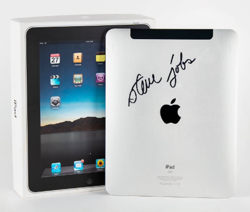 En 2010 Steve Jobs, co-fundador de Apple, necesitó la ayuda de un dentista que no le cobró. En agradecimiento le regaló una iPad.