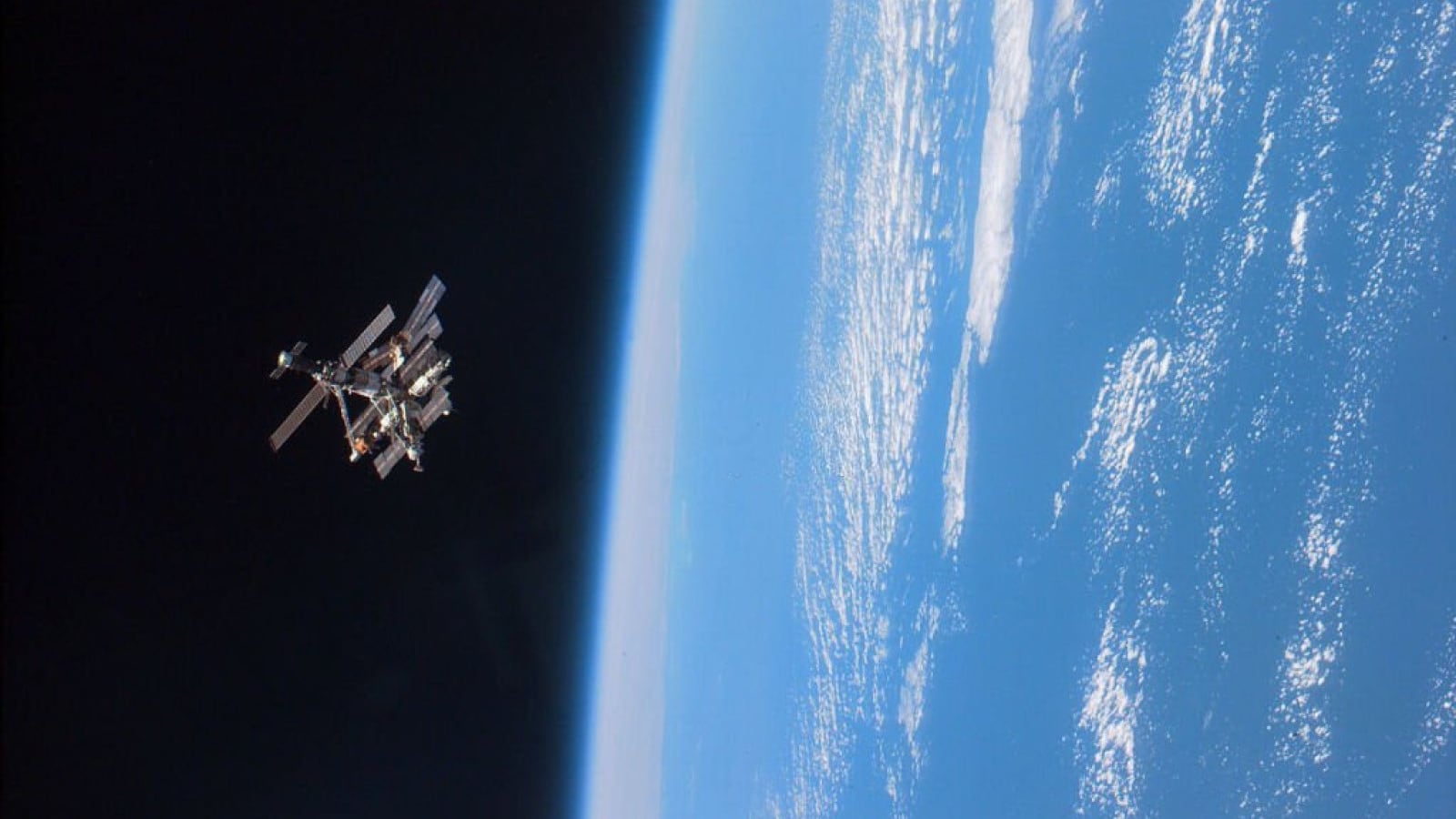 La estación espacial rusa Mir sobre la Tierra
