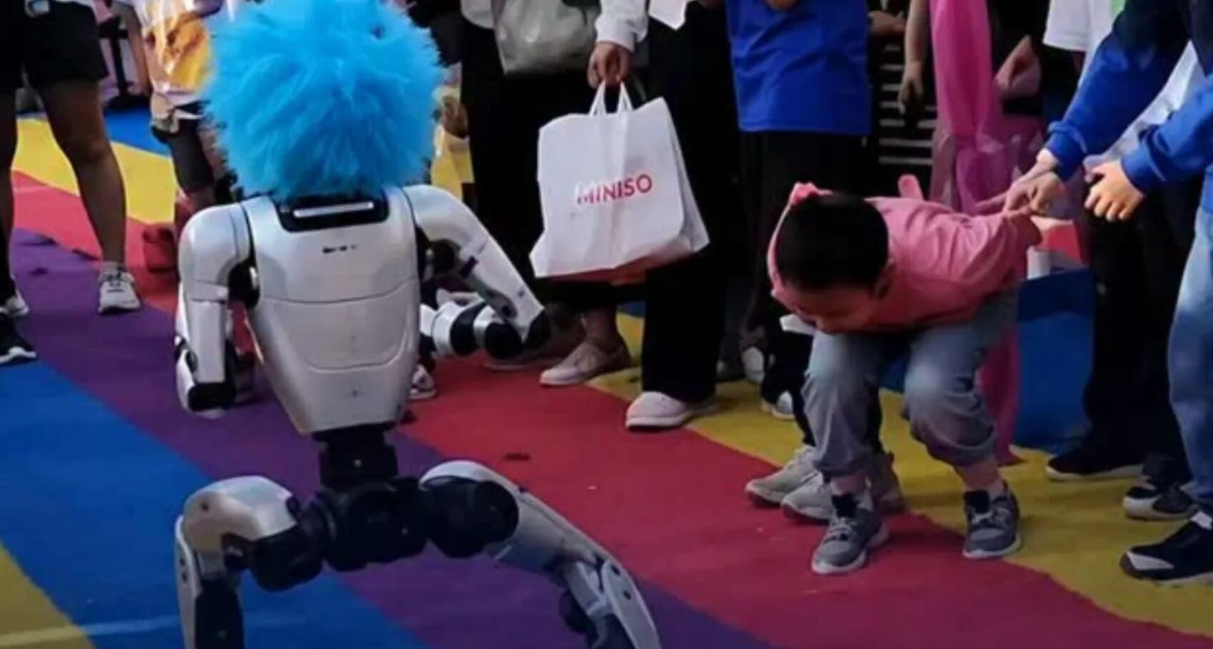 Fallo en la matriz: Un robot humanoide pierde el control en China y patea a un niño en el público