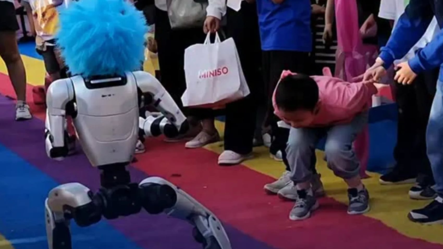 Robot golpea niño - Captura Youtube