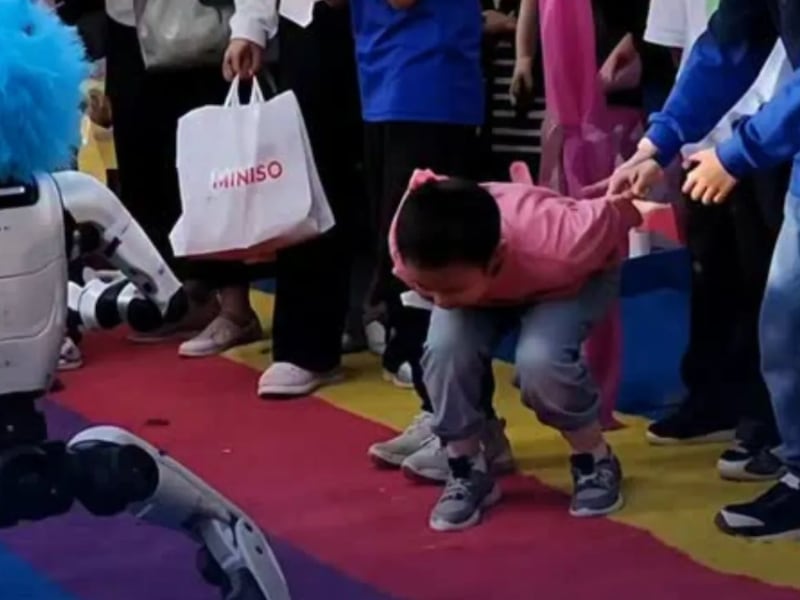 Fallo en la matriz: Un robot humanoide pierde el control en China y patea a un niño en el público