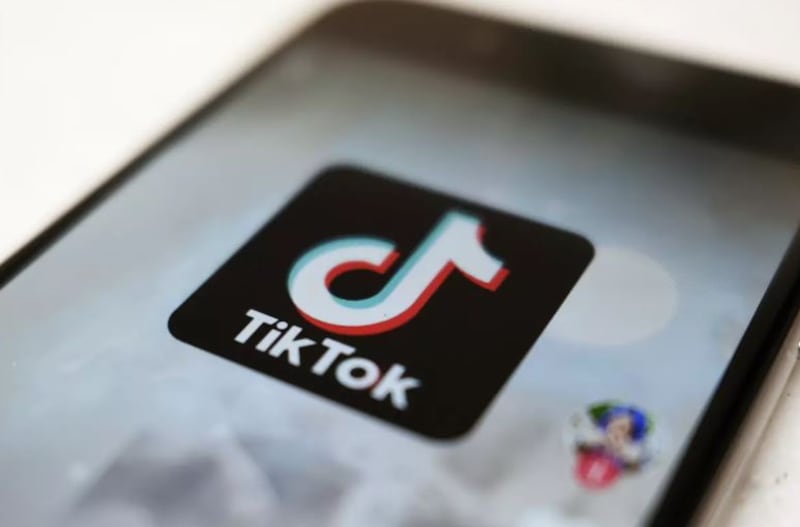 El logo de TikTok en la pantalla de un smartphone, el 28 de septiembre de 2020, en Tokio. (Kiichiro Sato / Associated Press)