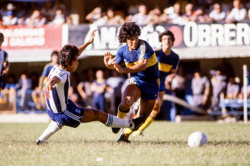 Diego Maradona: Subastaron una camiseta autografiada de su primera época en Boca Juniors por casi 28 mil dólares