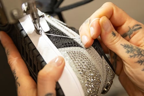 Jordan y Swarovski redefinen el brillo con las AJ1 Retro Low OG Femenino con cristales Swarovski