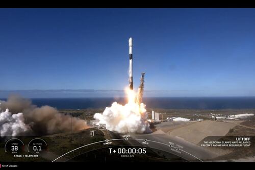 (Video) SpaceX lanza su cohete número 30 hacia la Estación Espacial Internacional con tres toneladas de carga