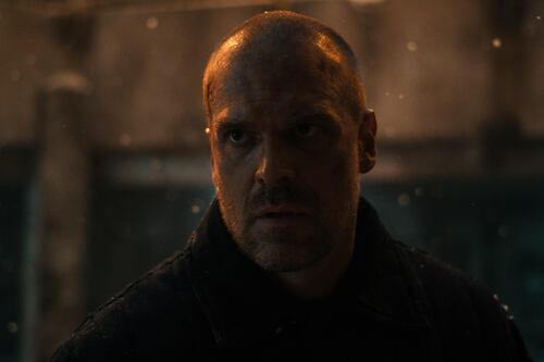 David Harbour, de “Stranger Things”, le pidió consejos a Ryan Reynolds cuando “Hellboy” fracasó en taquilla