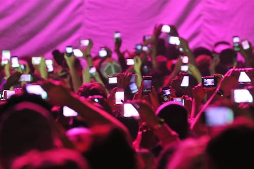 Conciertos y el uso de celulares ¿Es correcta su prohibición?