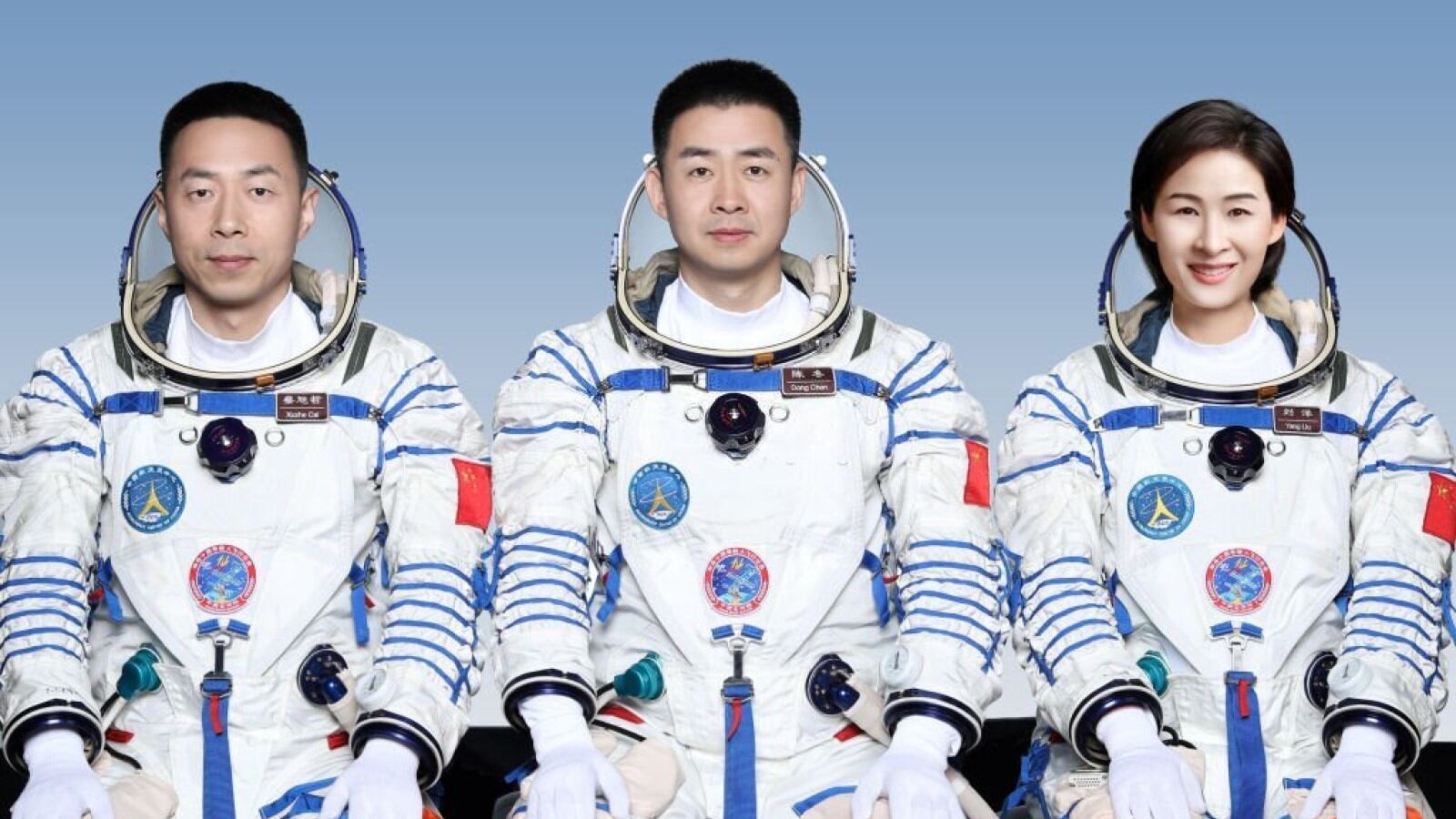 Los taikonautas (astronautas de China) Chen Dong, Liu Yang y Cai Xuzhe