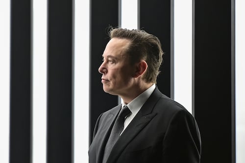 Elon Musk pisa el freno en Tesla: advierte que la empresa debe cortar el 10% de su plantilla y dejar de contratar