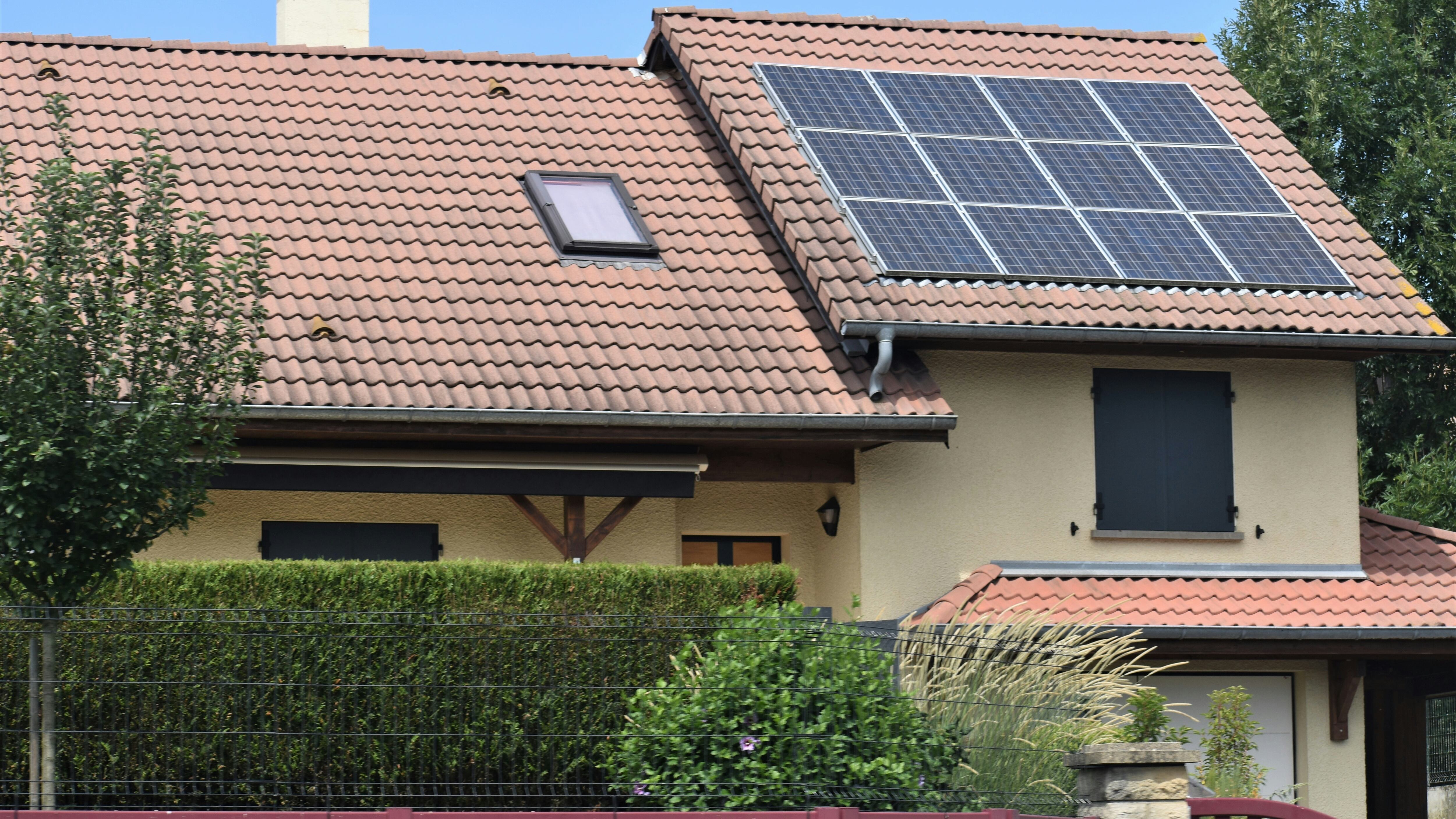 El prototipo fue diseñado especialmente para combatir la acumulación de contaminantes en superficies colectoras de luz solar.