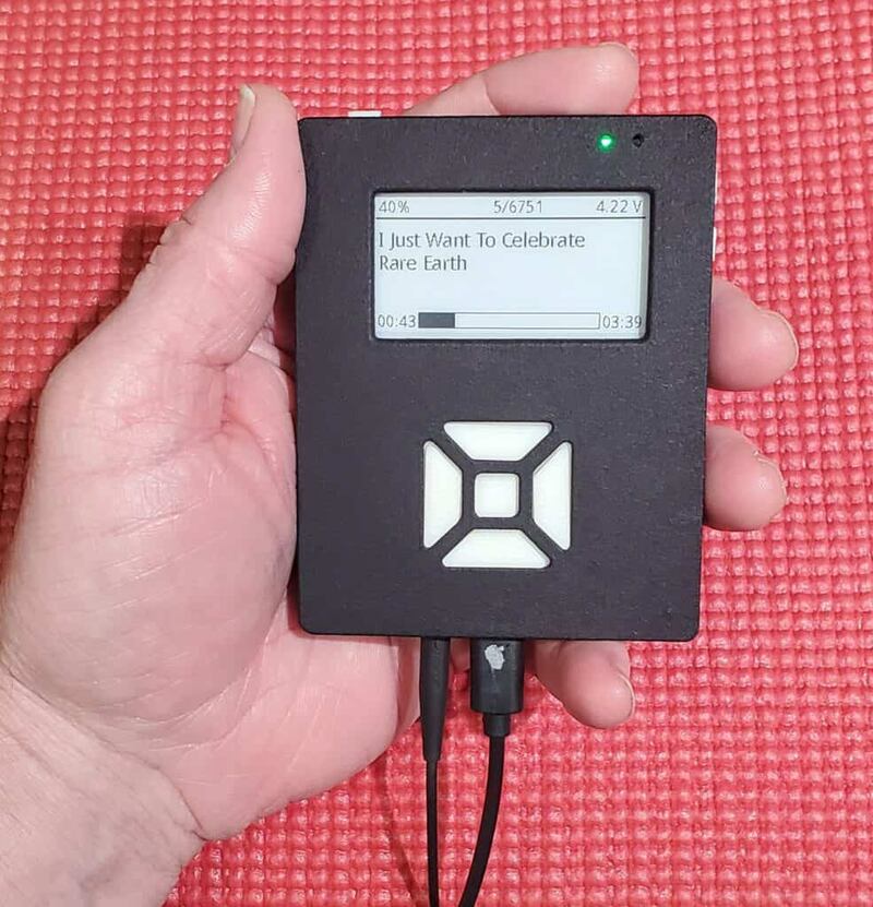 El ePiPod resucita grandes recuerdos por revivir al iPod usando como base una Raspberry Pi para crear este reproductor musical 100% retro.
