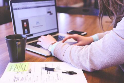 Mujeres en la tecnología: la constante demanda de empleo obstaculizada por la brecha de género
