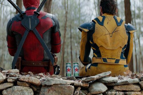 Deadpool y Wolverine brindan con cervezas por el éxito de su última película