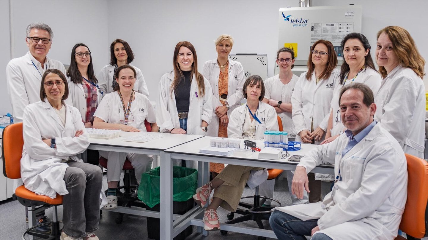 Un equipo de investigadores españoles ha logrado identificar un biomarcador determinante para la gestión del cáncer de endometrio, ya que puede ayudar a predecir el riesgo de recaída en su forma más común. En la imagen, los investigadores del Centro de Investigación Biomédica en Red de Cáncer (CIBERONC) que han participado en el estudio. Imagen cedida por el Instituto de Salud Carlos III.