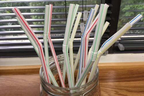 Cinco gráficos que explican cómo la contaminación plástica amenaza la vida en la Tierra