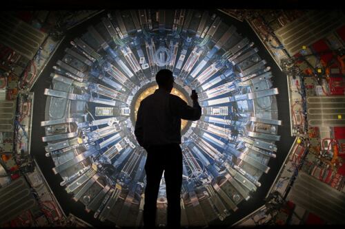 La física moderna está de luto: murió Peter Higgs, científico que descubrió “La Partícula de Dios”