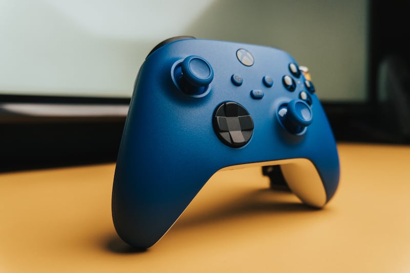 Imagen referencial de un control azul de Xbox Series X/S.