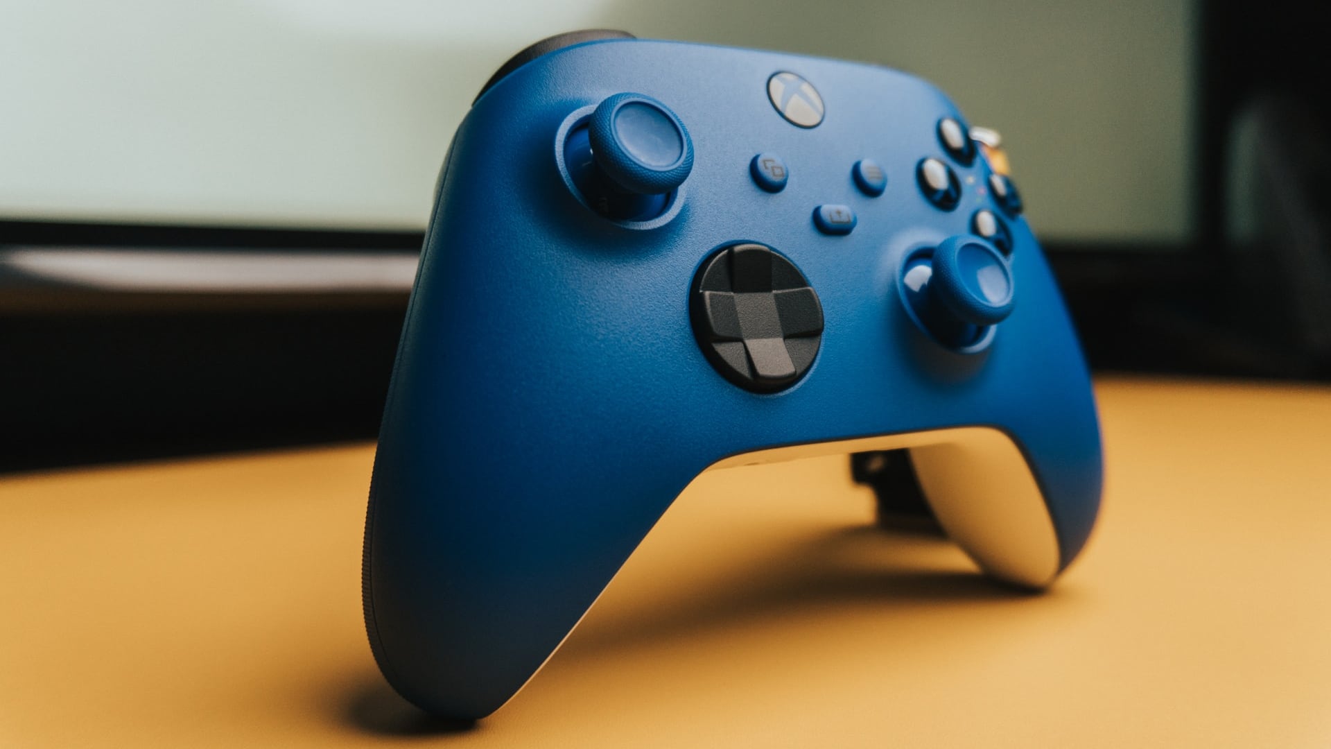 Imagen referencial de un control azul de Xbox Series X/S.