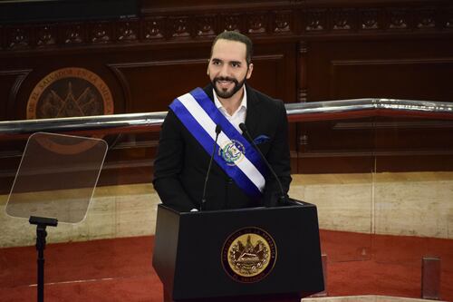 La crisis del Bitcoin deja a El Salvador con apenas el 50% de su inversión en criptomonedas, aunque el gobierno minimiza la situación