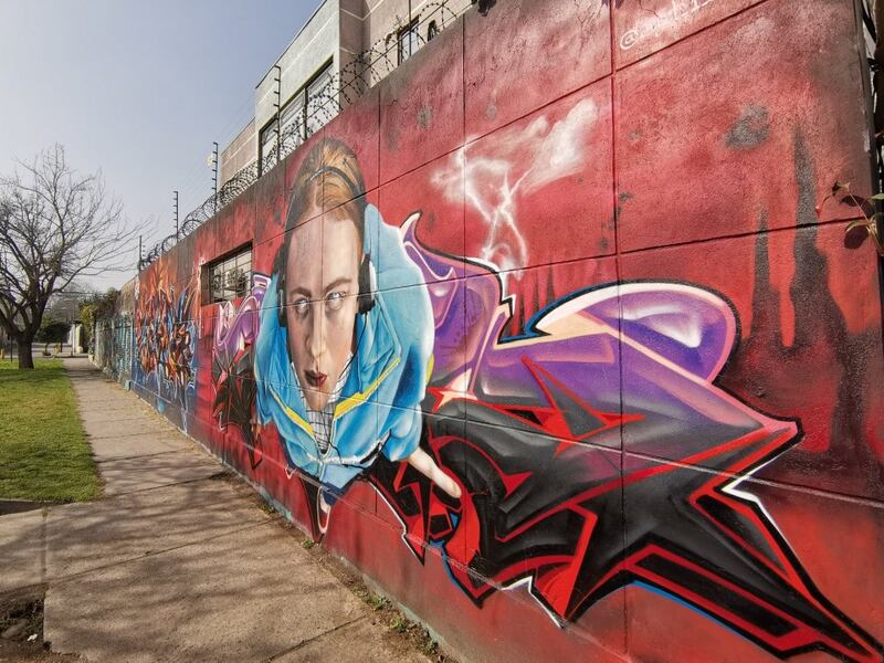 Dos artistas recrearon en un mural una escena icónica de la serie Stranger Things en Maipú.