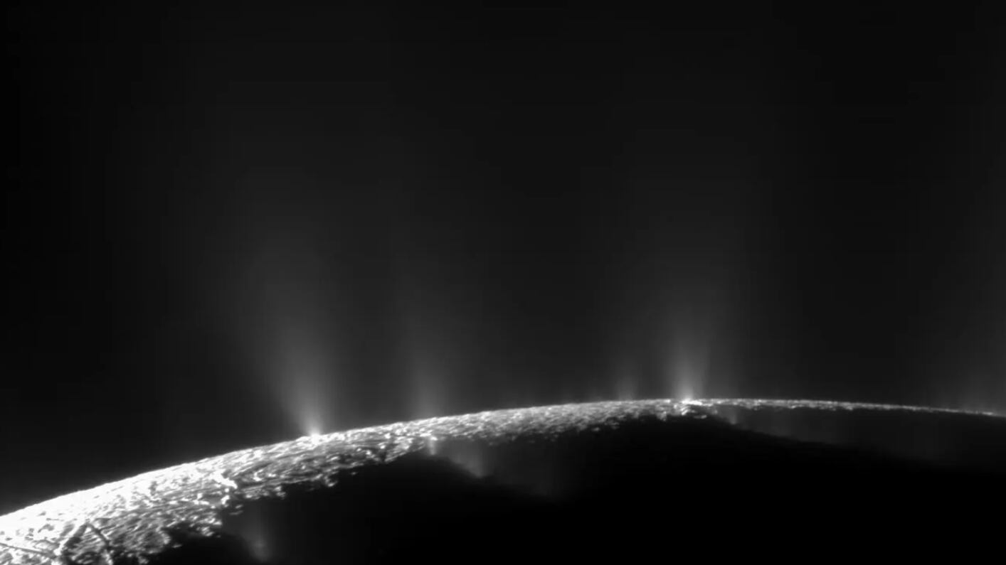 Encelado, la luna de Saturno
Dramáticas columnas, tanto grandes como pequeñas, rocían hielo de agua y vapor desde muchos lugares a lo largo de las famosas “rayas de tigre” cerca del polo sur de Encelado.