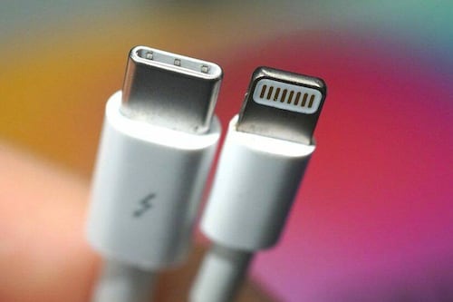 ¿Tu iPhone no carga? Antes de llamar al servicio técnico, revisa este sencillo (y sucio) problema