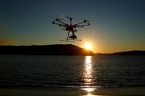 Drones con ametralladoras y un perro robot en la selva de Chiapas: El nuevo plan para vigilar la frontera sur de México parece sacado de Black Mirror