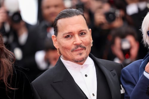 Johnny Depp no contiene sus lágrimas ante la ovación recibida en el Festival de Cannes