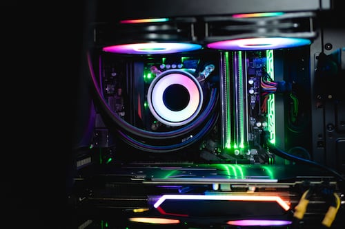 Un gamer creo una descabellada pero funcional forma de enfríar su PC: Un radiador de hierro fundido