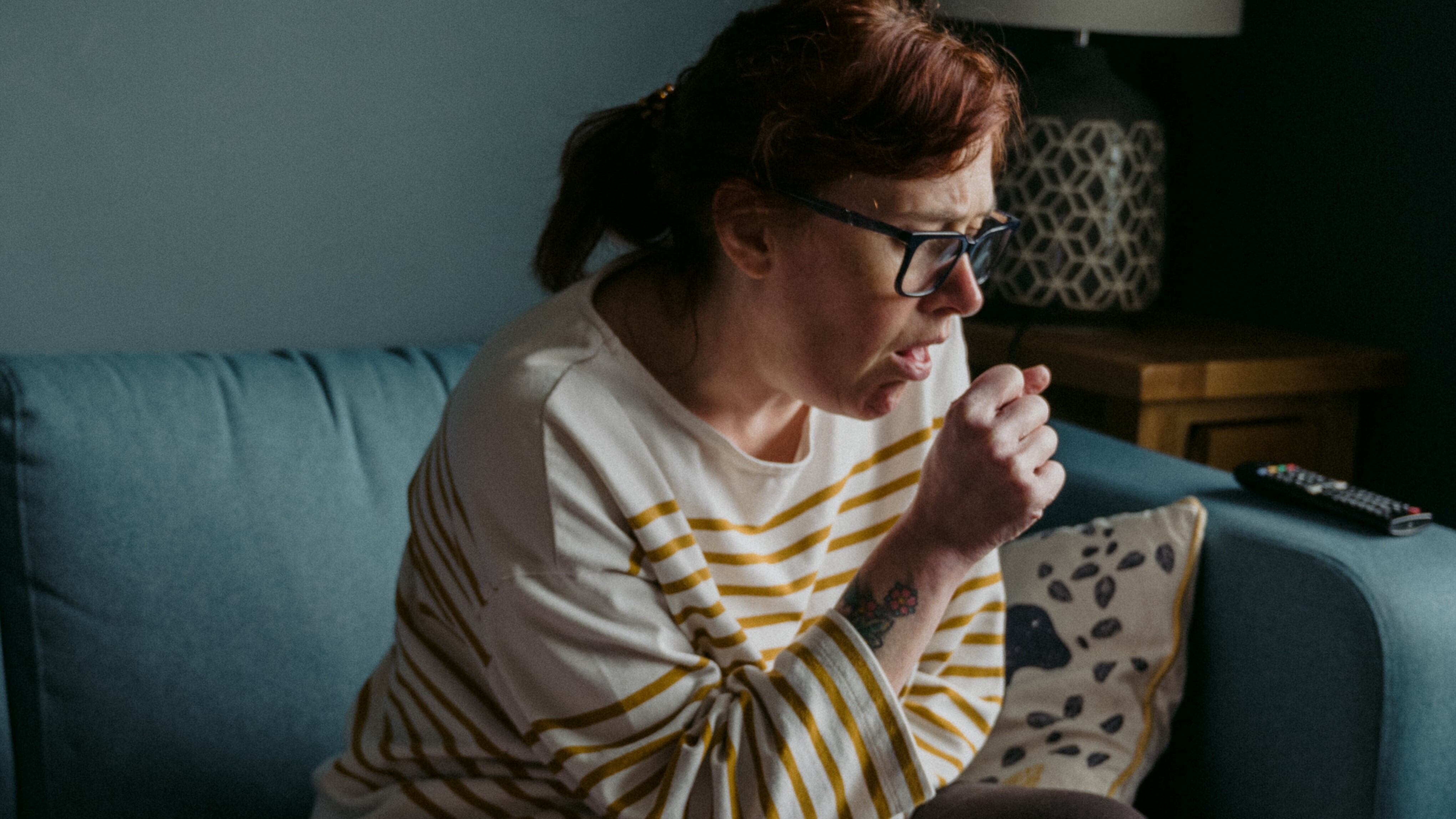 Mujer tosiendo. Foto de Unsplash