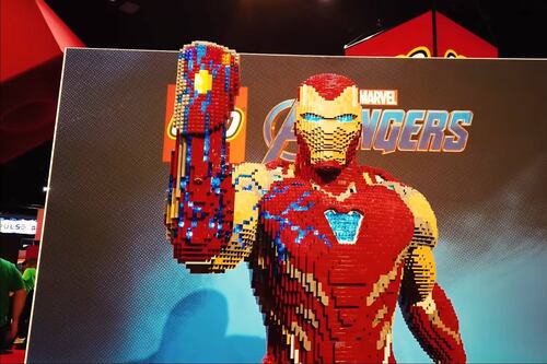 Observa esta increíble estatua de Iron Man a tamaño real hecha por expertos de LEGO