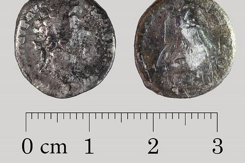 ¡En el arenero de una escuela! Niño encuentra moneda de una época cercana a Jesucristo