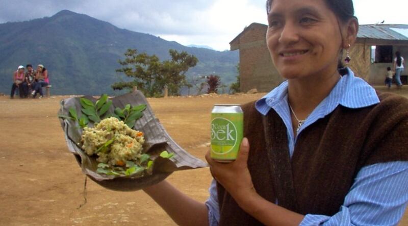 Fabiola Piñacué con la bebida CocaSek
