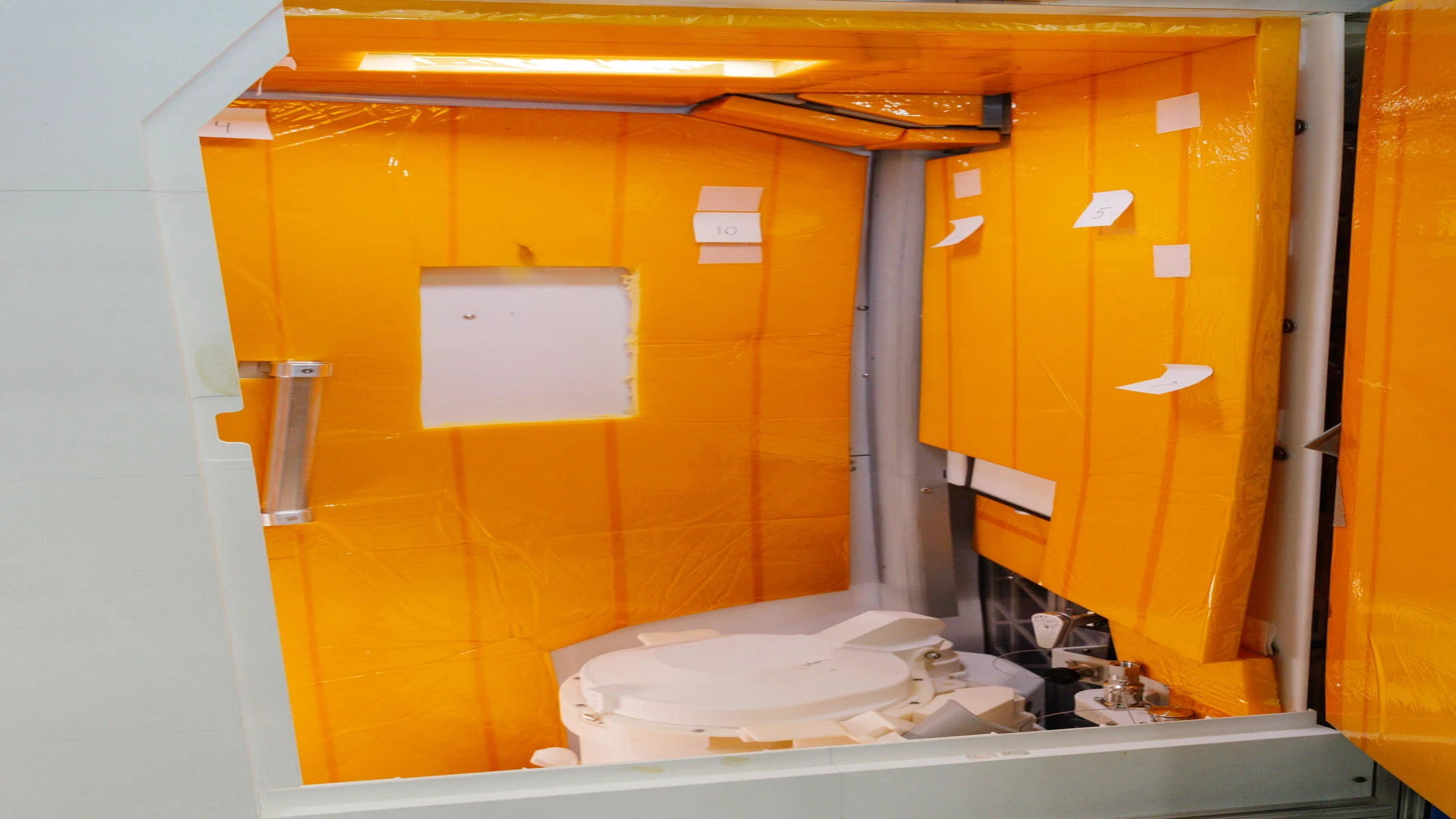 USA9639. MIAMI (ESTADOS UNIDOS), 06/04/2026.- Captura de vídeo cedido por la NASA que muestra el retrete a bordo de la cápsula Orión de la misión lunar Artemis II. La NASA advirtió a los astronautas de Artemis II, que hoy hicieron historia al alcanzar la órbita lunar, que no usen el retrete a bordo de la cápsula Orión, que les ha dado problemas desde el primer día de la misión el pasado miércoles 1 de abril. EFE/ NASA