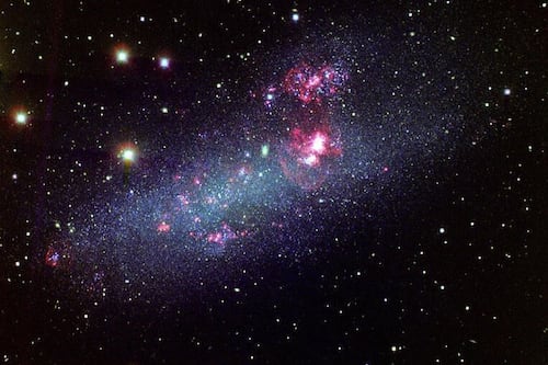 Una estrella fue capaz de eclipsar a una galaxia, en esta impresionante imagen del Telescopio Espacial Hubble