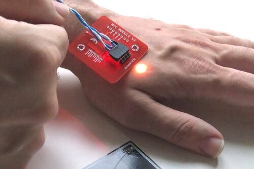 Empresa desarrolla un microchip que se implanta debajo de la piel y permite realizar pagos electrónicos con la mano
