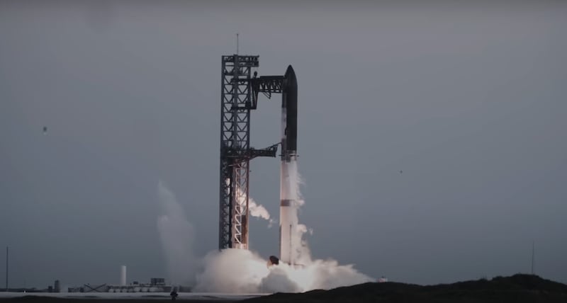 Lanzamiento de cohete desde una de las bases de SpaceX, compañía privada de Elon Musk, la persona más rica del mundo y mano derecha del presidente Donald Trump.
Captura de pantalla de SpaceX.