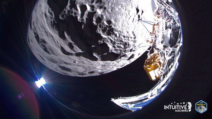 El 22 de febrero de 2024, el módulo de aterrizaje lunar Odysseus de Intuitive Machines captura una imagen de amplio campo de visión del cráter Schomberger en la Luna aproximadamente a 125 millas (200 km) de distancia del lugar de aterrizaje previsto, a aproximadamente 6 millas (10 km) de altitud. | Foto: Intuitive Machines