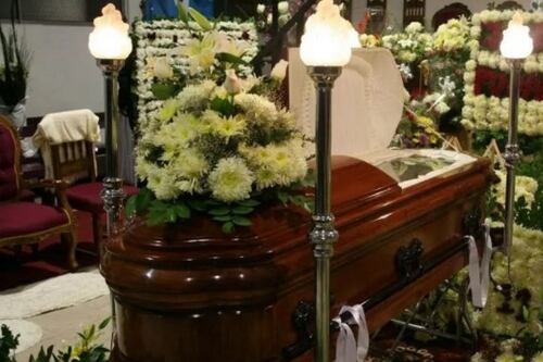 “Mi papi respiró”: Nuevo caso de resurrección sacude Ecuador, hombre que estaba siendo velado en Manta dio señales de vida