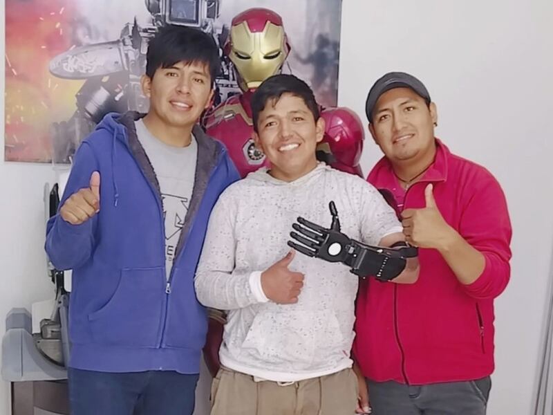 Roly Mamani, un paciente y Juan Carlos Mamani