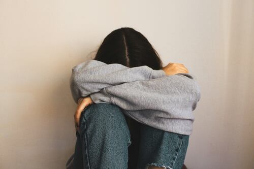 Padres que se encierran en celdas: el inusual método para conectar con hijos depresivos o problemáticos