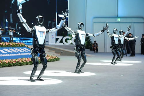 China despliega humanoides “Walker S2” en su frontera con Vietnam para patrulla y logística a gran escala