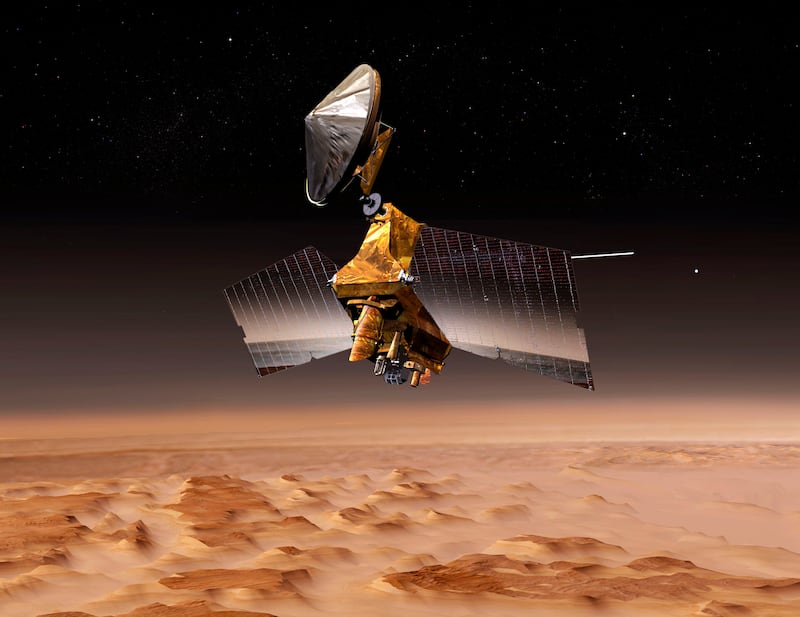 Así es el Mars Reconnaissance Orbiter, el satélite de reconocimiento de la NASA sobre el planeta rojo.