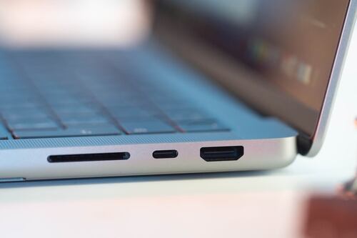 Entre los conectores de HDMI, DisplayPort, mini DP, USB-C, DVI, ¿cuál ofrece un mejor rendimiento en tu monitor?