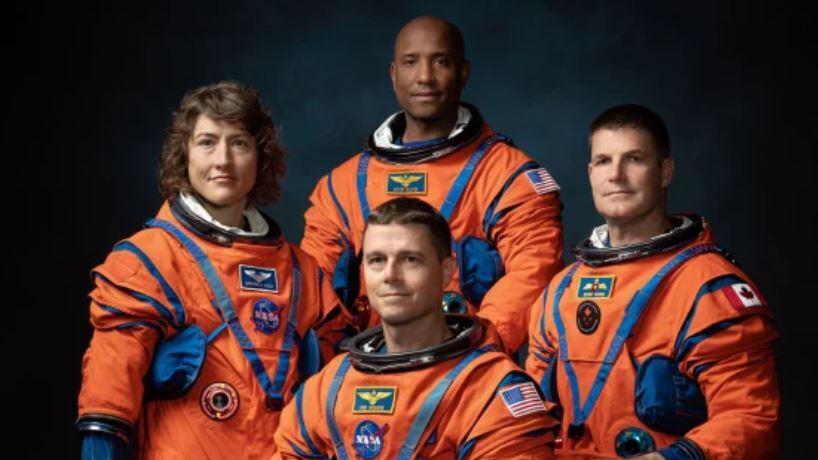 Desde la izquierda, Christina Koch, Victor Glover, Reid Wiseman y Jeremy Hansen. | Foto: Josh Valcárcel / NASA