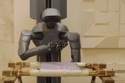 Adiós a las tareas domésticas: El robot humanoide que limpia, plancha y friega por ti ya es una realidad en 2026