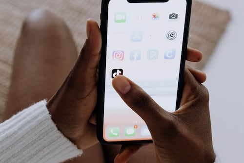 ¿Por qué me etiquetan en TikTok personas desconocidas y cómo evitarlo?